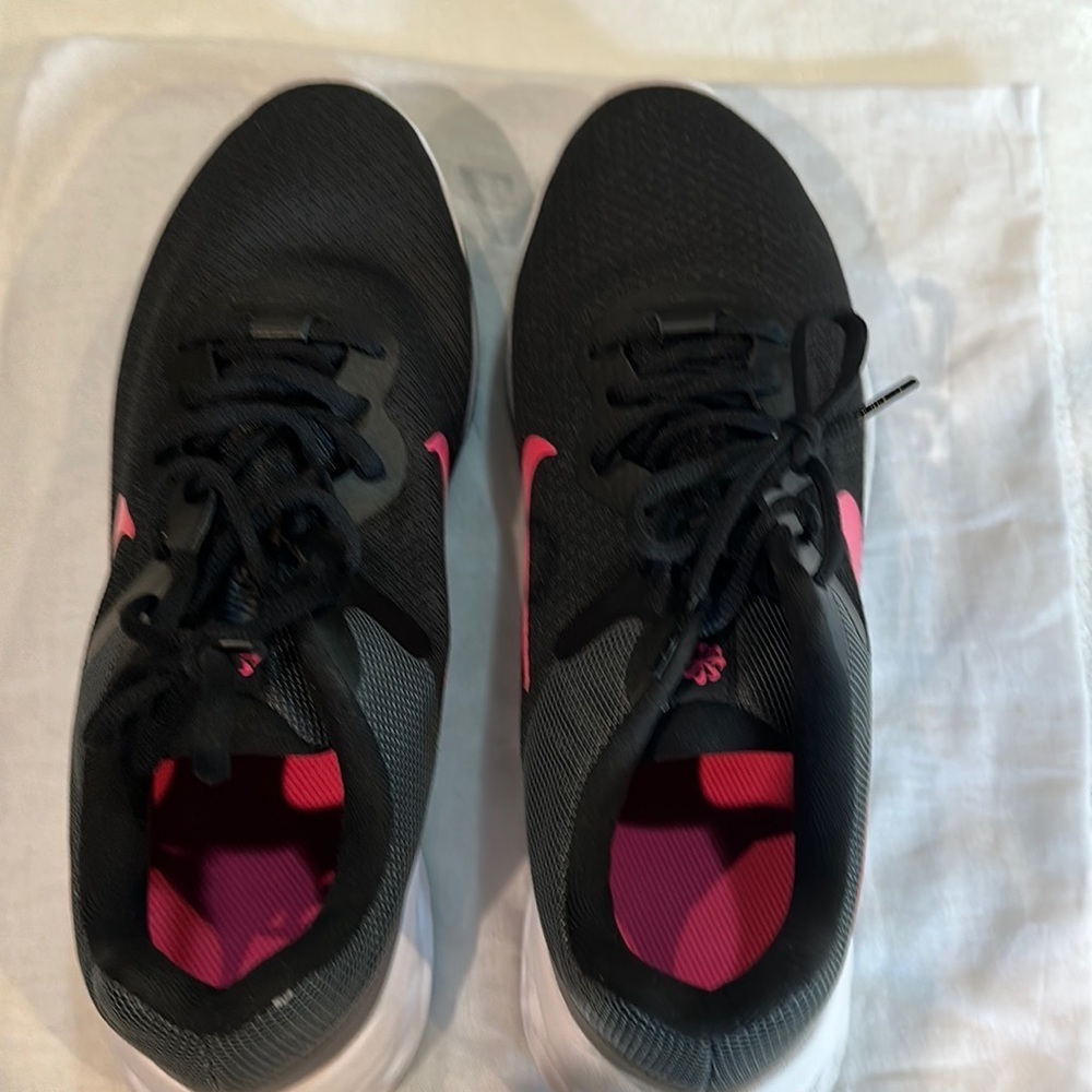 EUC Women’s Nike Sneakers